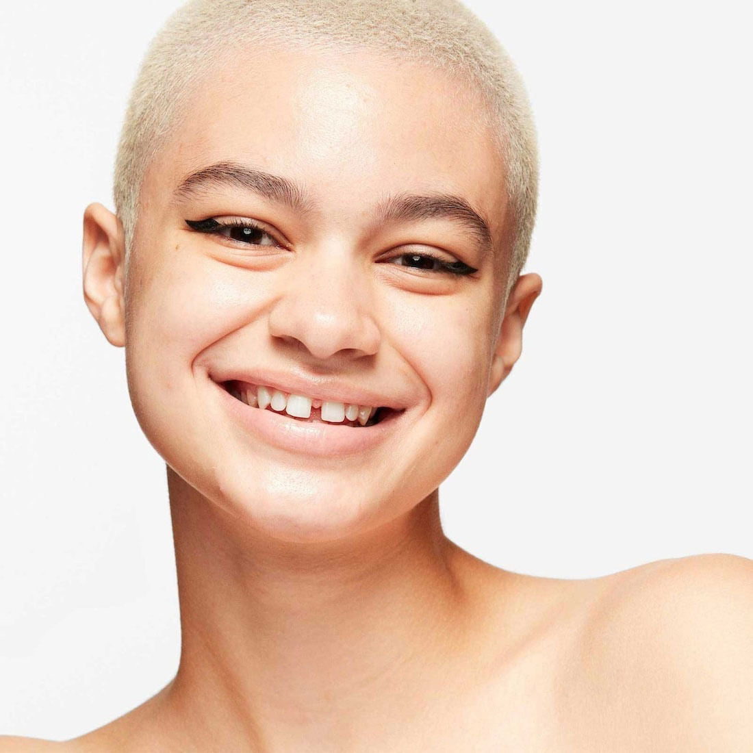 2 en 1 Base y Corrector Studio Fix Every-Wear All-Over Face Pen